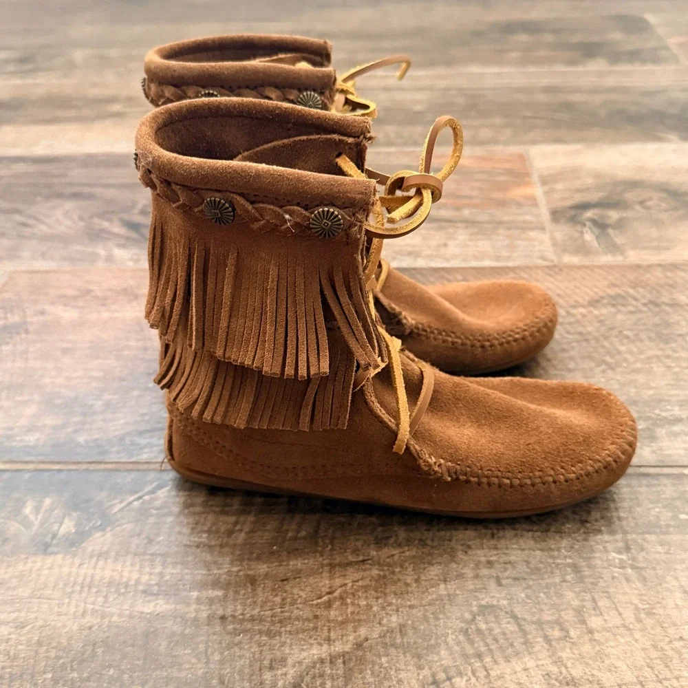 Minnetonka Women's Double Fringe Tramper Boot, Brown, 5